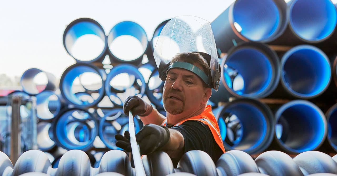 Worker with pipes